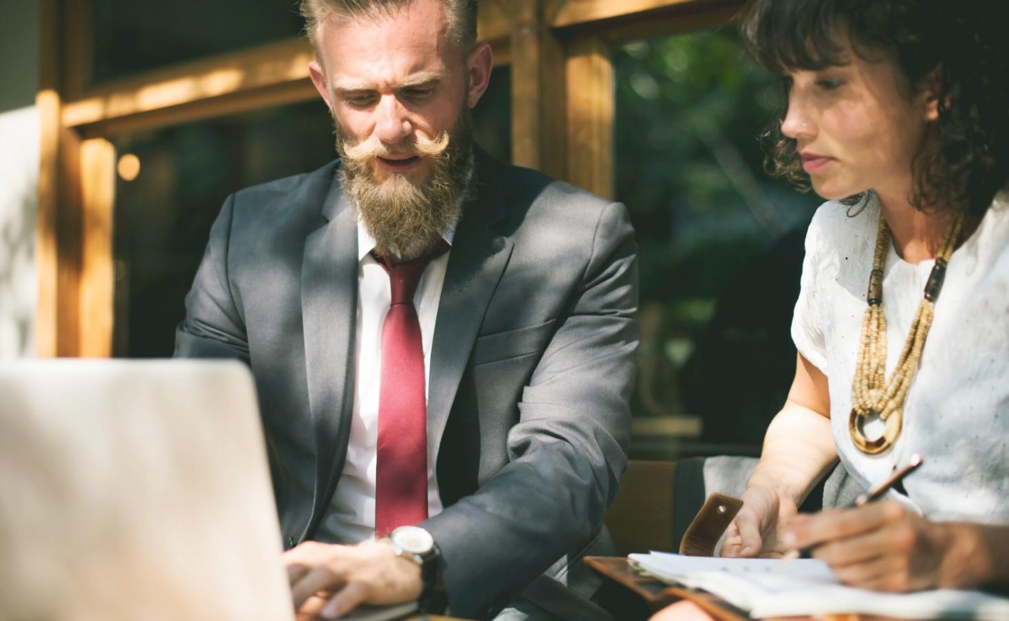 Arbeitsbereich mit Finanzdokumenten und Laptop für Liquiditätsplanung