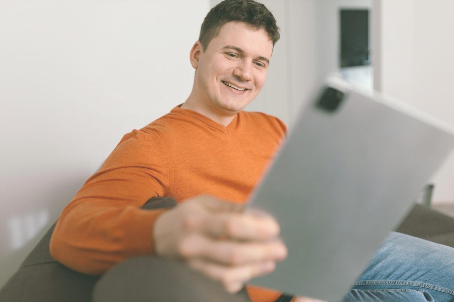 Teilnehmer bei einem interaktiven Finanzanalyse-Workshop mit Laptop und Notizen